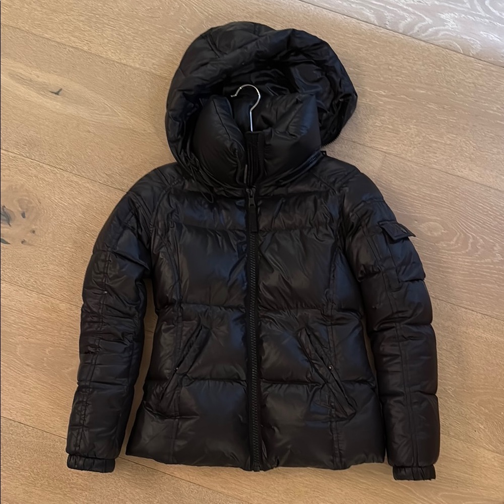 Sleek Black Puffer Jacket with Quilted Design and Hood